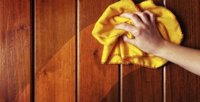 limpiar puerta de madera sucia